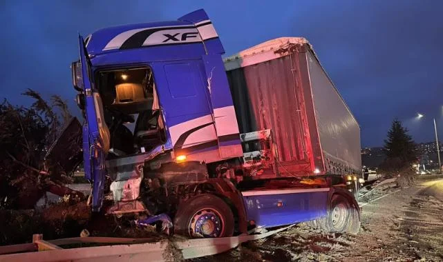Samsun Çevre Yolunda Kaza: Kablo Yüklü Tır Refüje Çarptı