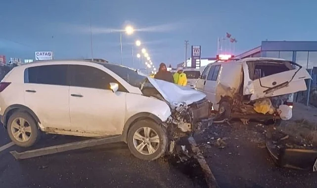 Samsun-Sinop Karayolunda Otomobil Minibüse Çarptı