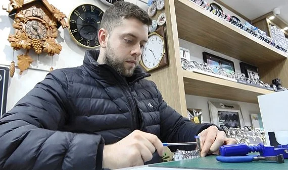 Samsun'un En Genç Saat Tamircisi: Zamana Ayar Veriyor