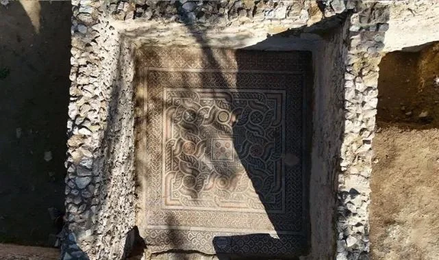 Syedra Antik Kenti’nde Kıskanan Çatlasın Mozaiği Gün Yüzüne Çıktı