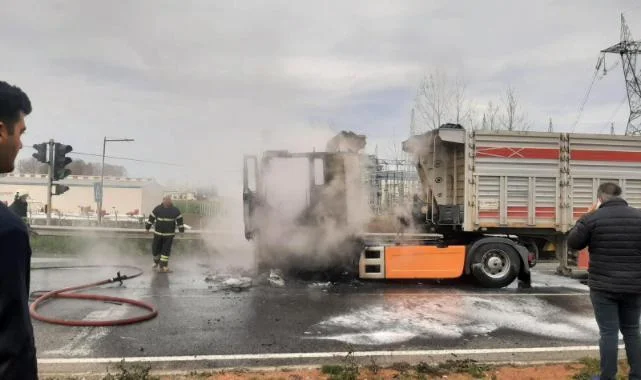 Terme'de Seyir Halindeki Tır Alevlere Teslim Oldu