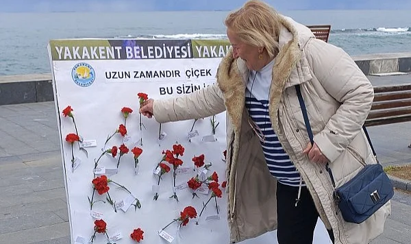 Yakakent Belediyesinden Kadınlara Çiçek Sürprizi