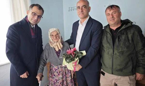 Yakakent’te Bayram Vefası: 102 Yaşındaki Gülsün Ninenin Eli Öpüldü