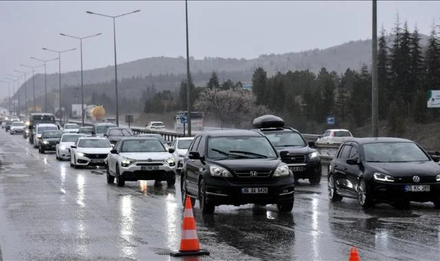 Yollarda Bayram Öncesi Trafik Yoğunluğu Sürüyor