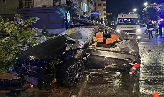 Atakum'da Ağaca Çarpan Otomobilin Sürücüsü Yaralandı