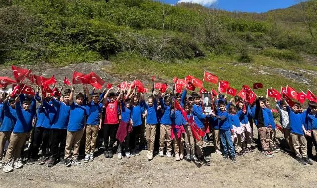 Ayvacık'ta Köy Okulunda Renkli 23 Nisan Kutlaması