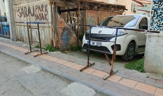 Bafra'da Kaldırımdaki Bariyer Kazaya Yol Açtı