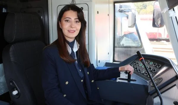 Beyaz Önlüğü Çıkardı, Vatman Koltuğuna Oturdu! Samsunlu Sevgi Aşık’ın İlham Veren Kararı!