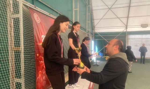 Canik'te 23 Nisan Coşkusu Kortlara Taşındı: Tenis Turnuvası Ödül Töreniyle Sona Erdi