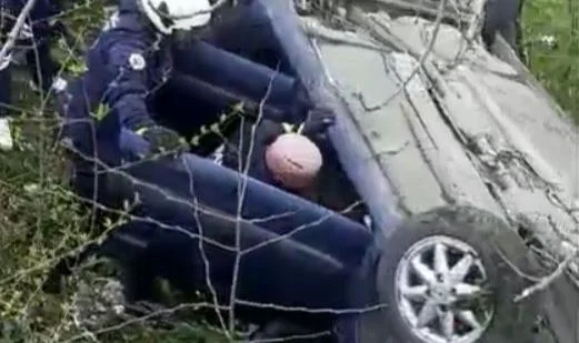 Çarşamba’da Can Pazarı: Şarampole Devrilen Araçta Sıkıştı!