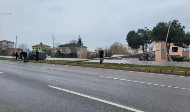 Çarşamba'da Trafik Kazası: Hafif Ticari Araç Direğe Çarptı