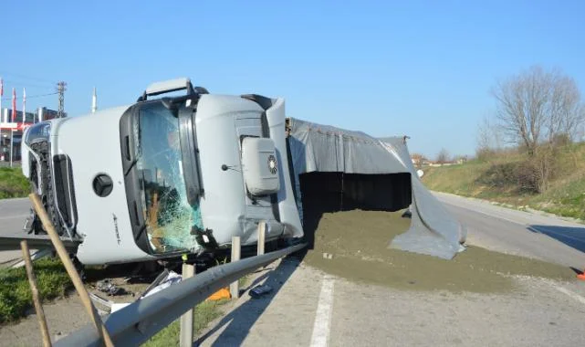 Havza'da Devrilen Tır Trafiği Kilitledi