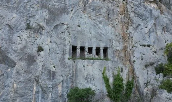 Karadeniz'in Tarihi Hazinesi: Bafra Asarkale ve Kral Kaya Mezarları