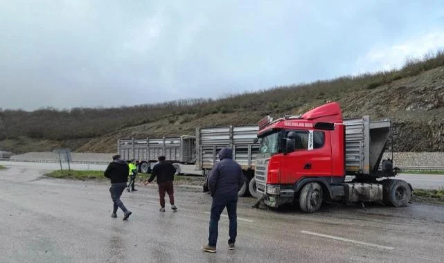 Kavak'ta Tır Makasladı: Sürücü Yaralandı