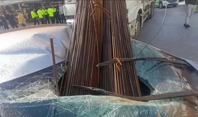 Korkunç Kaza: İnşaat Demirleri Araca Böyle Saplandı