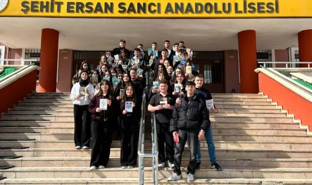 Ladik'te Anlamlı Mezuniyet: Öğrenciler Okullarına Kitapla Veda Ediyor