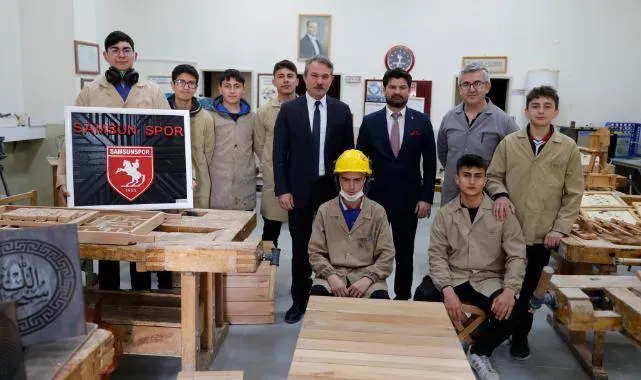 Meslek Lisesi Öğrenciler Atık Malzemeleri Sanata Dönüştürüyor