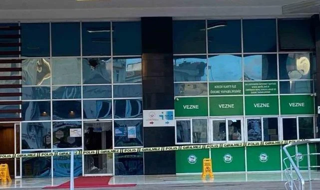 Motosikletle Geldi, Belediye Binasına Kurşun Yağdırdı