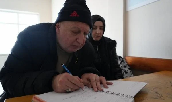 Samsun’da Film Gibi Olay: 56 Yaşındaki Baba ve Kızı Aynı Sırada Okuma Öğreniyor!