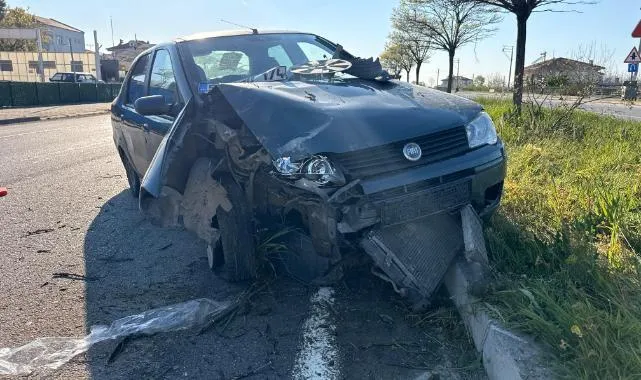 Samsun'da Otomobil Refüje Çarptı: 2 Yaralı