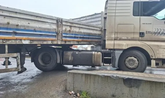 Samsun-Sinop Yolunda Kaza! Sıkışan Dorseyi Kurtarmak İsterken...