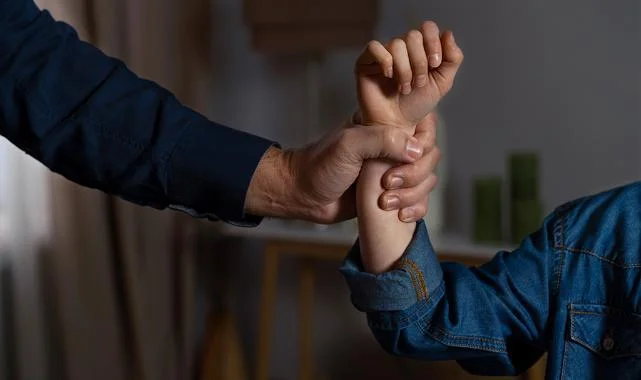 Şiddet Mağdurları İçin Hayati Uyarı! Eğer Partneriniz Bunu Yapıyorsa Derhal Kaçın