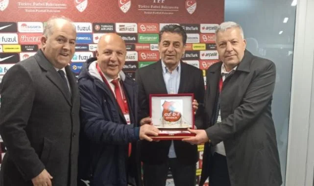 Sinop’ta Milli Maç Öncesi Dostluk Rüzgarları: İlhan Yolaydın’dan Protokole Plaket