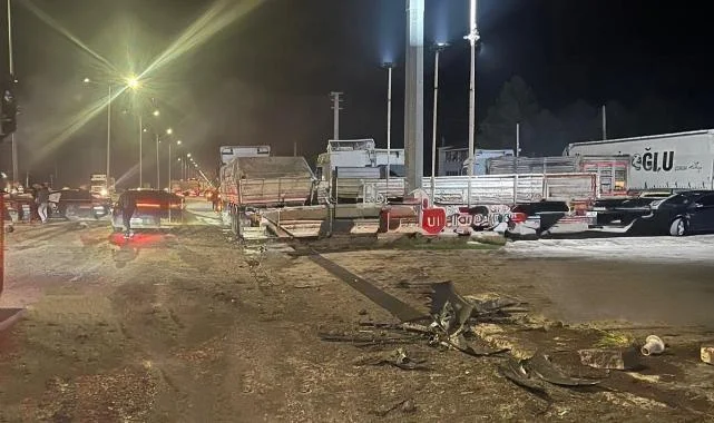 Terme Yolunda Zincirleme Kaza: Otomobil Tıra Çarptı