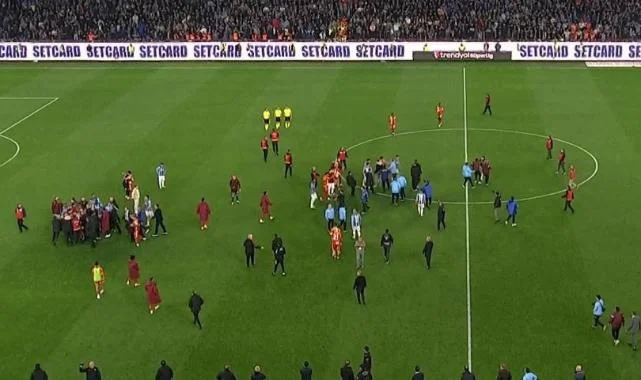 Trabzonspor-Galatasaray Derbisi Sonrası Saha Karıştı