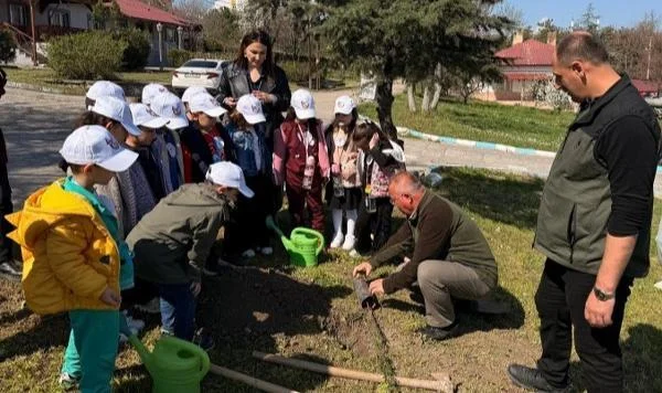 Vezirköprü'de Minik Öğrenciler Fidanları Toprakla Buluşturdu