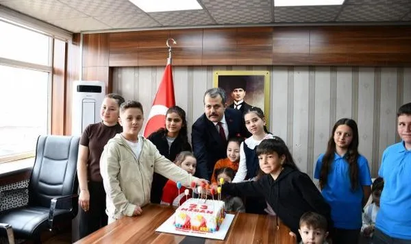 Vezirköprü Kaymakamlığı'ndan 23 Nisan Doğumlu Çocuklara Doğum Günü Jesti