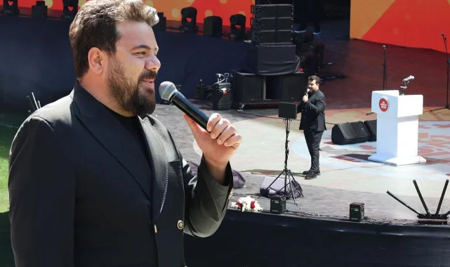 AK Parti şöleninde Eser Yenenler krizi: Geçmişteki paylaşımı iki mahallenin de tepkisini çekti