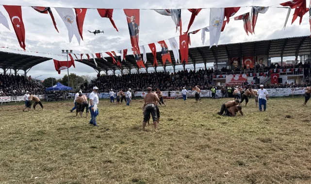 Alaçam Geyikkoşan Güreşleri'nde başpehlivan Mustafa Taş oldu