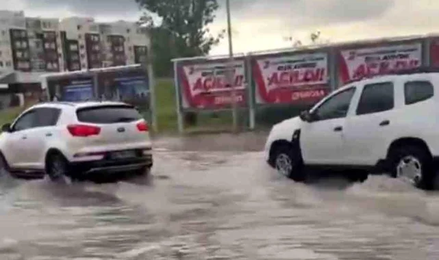 Ankara'da sağanak kabusu: Cadde ve sokaklar göle döndü, ulaşım felç oldu