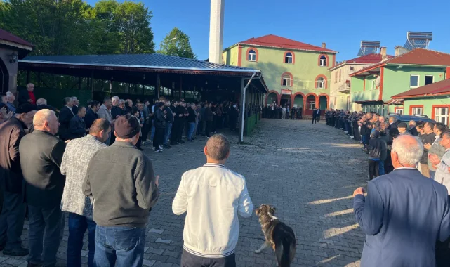Cami avlusunda metrelerce bayramlaşma kuyruğu