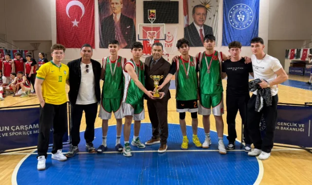 Çarşamba'da şampiyonlar kupalarını aldı