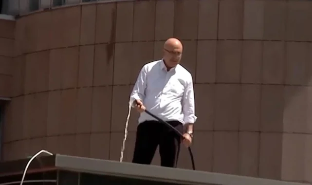 CHP Genel Merkezi'nde hareketlilik! Mahmut Tanal hortumla çatıya çıktı