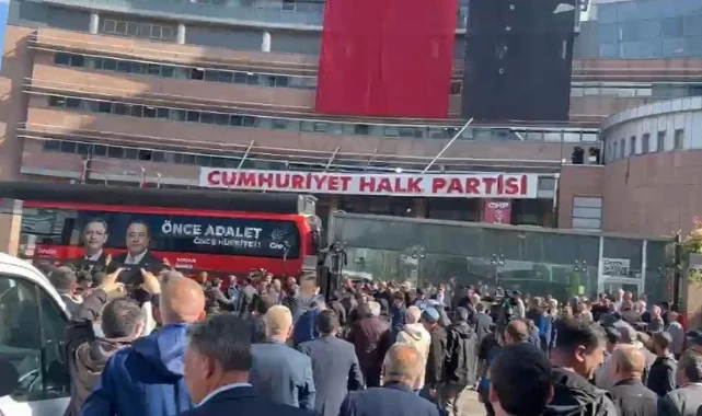 CHP genel merkezinde uzlaşı bilmecesi: Kapının iki tarafı da liderlerden mesaj bekliyor