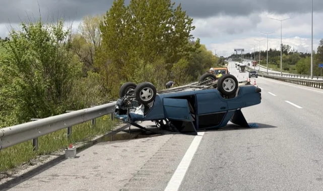 Çorum’da bariyerlere çarpan otomobil devrildi