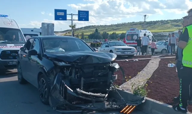 Çorum'da kavşakta iki otomobil çarpıştı: 4 yaralı
