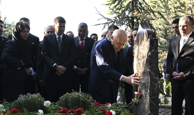 Devlet Bahçeli Alparslan Türkeş'in kabrini ziyaret etti