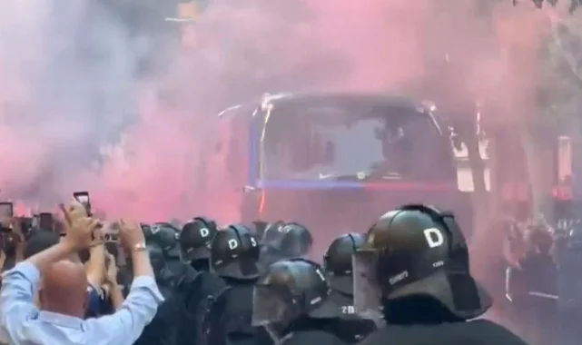 El Clasico’da görülmemiş olay:  Kendi takımını taşladılar!