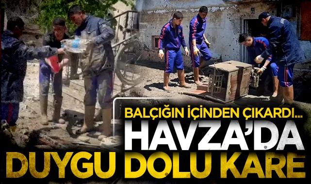 Havza'da jandarma çamurda bulduğu Türk bayrağını temizleyip astı