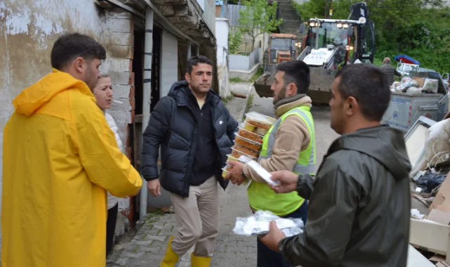 Havza'da sel mağdurlarına ve saha çalışanlarına sıcak yemek dağıtılıyor