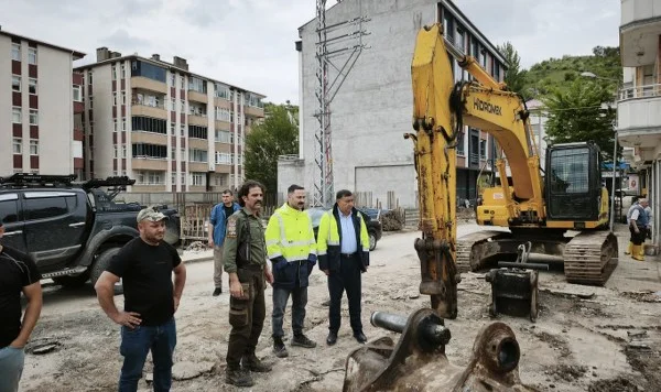 Havza’da sel sonrası seferberlik: Başkan İkiz ve Kaymakam Ayvat yıkım sahasında!