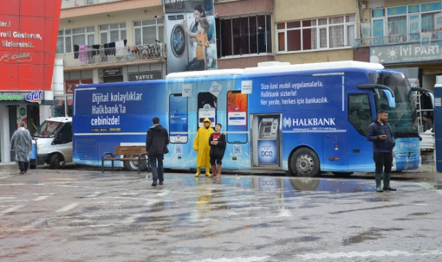 Havza'da selden etkilenen kamu bankaları mobil şube ile hizmet veriyor