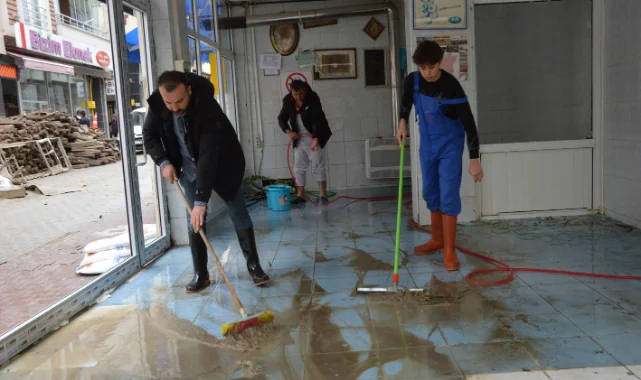 Havza'da selden zarar gören esnafa AFAD desteği