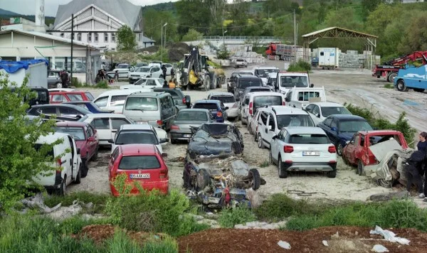 Havza'da selin sürüklediği araçlar Yediemin Otoparkına çekildi: Hasarın boyutu dronla görüntülendi