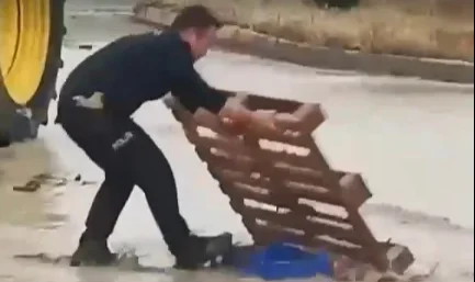 Havza'da yağmura meydan okuyan kahraman: Polisin yol açma mücadelesi