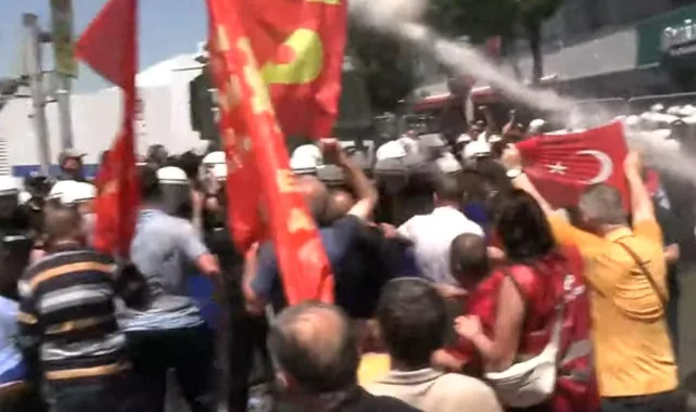 İzmir'de miting polemiği gerilime dönüştü! Polis müdahale etti, Özgür Özel'den açıklama